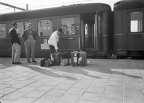 836445 Afbeelding van een kruier (witkiel) van de N.S. bij de Loreley Expres te Eindhoven.